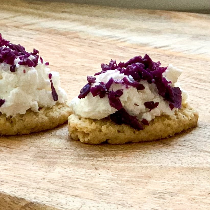 🥄 Idée recette : bouchées mousse de chèvre et sablés au confit d'oignons