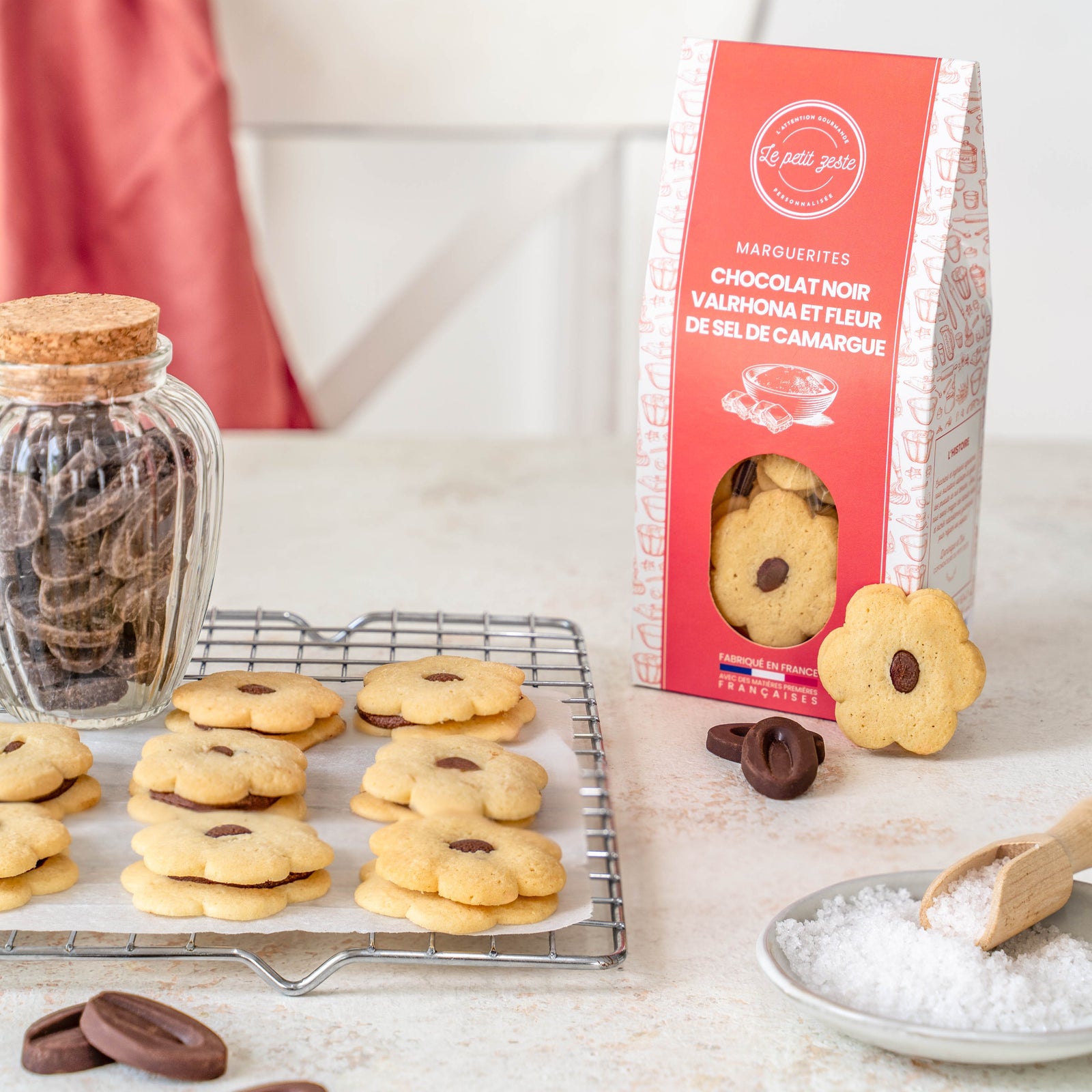 Biscuits sablés en forme de marguerites au chocolat noir Valrhona et fleur de sel de Camargue 