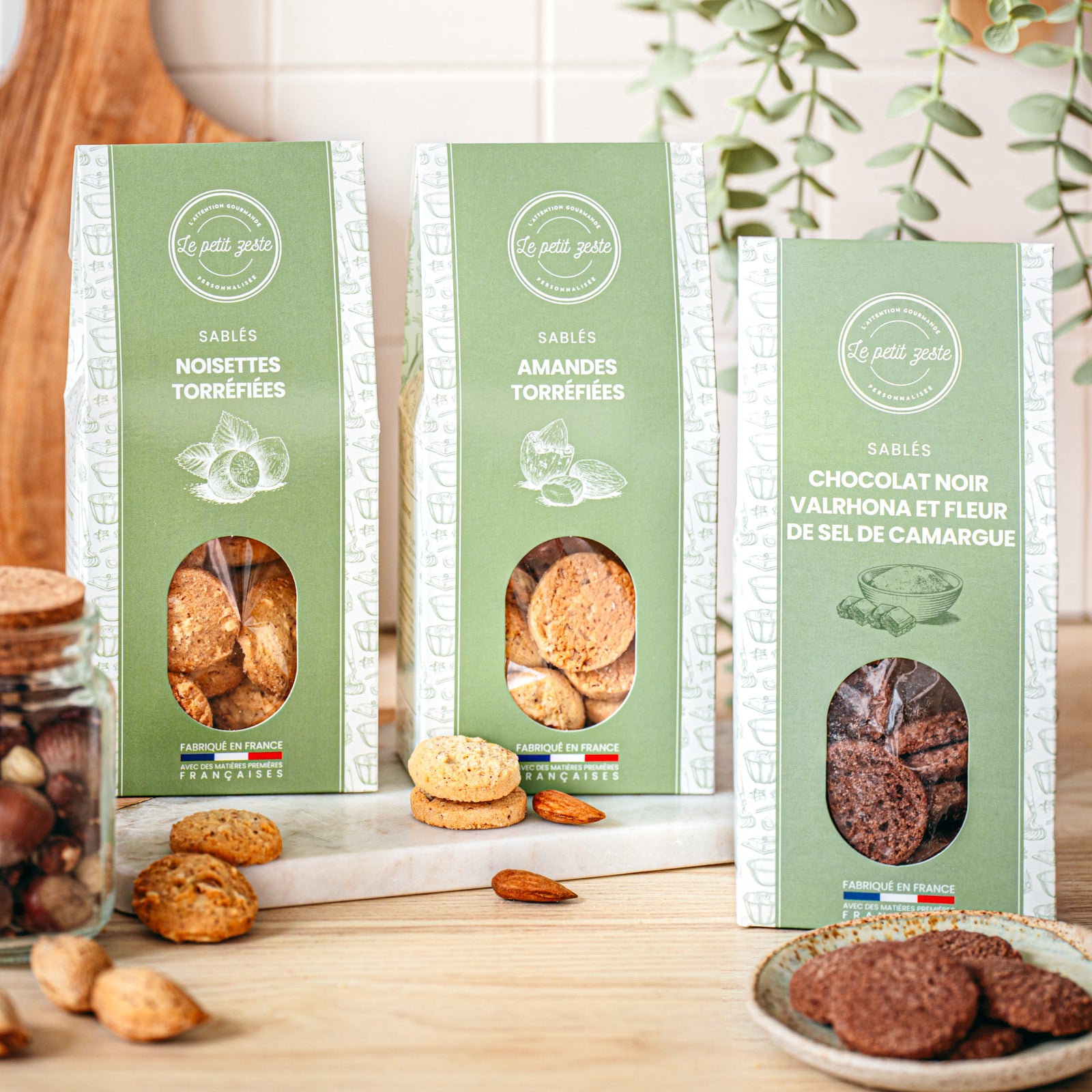 Trois biscuits artisanaux sablés noisettes, amandes et chocolat noir Valrhona et fleur de sel de Camargue