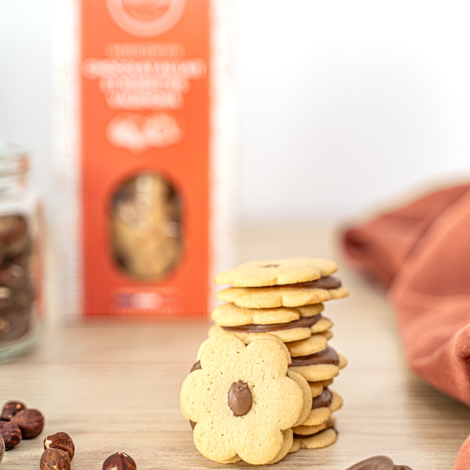 Biscuits en forme de marguerites avec chocolat au lait et noisettes Valrhona 