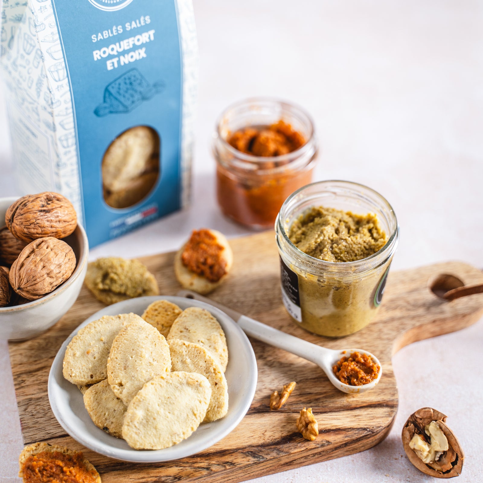 Biscuits sablés salés pour l'apéritif avec Roquefort et noix 