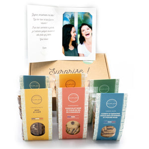 Un cadeau personnalisé, gourmand, local et surprenant ! Le coffret gourmand Le Petit zeste est le coffret idéal pour surprendre un proche ! 6 sachets de biscuits et 1 carte photo personnalisée. 